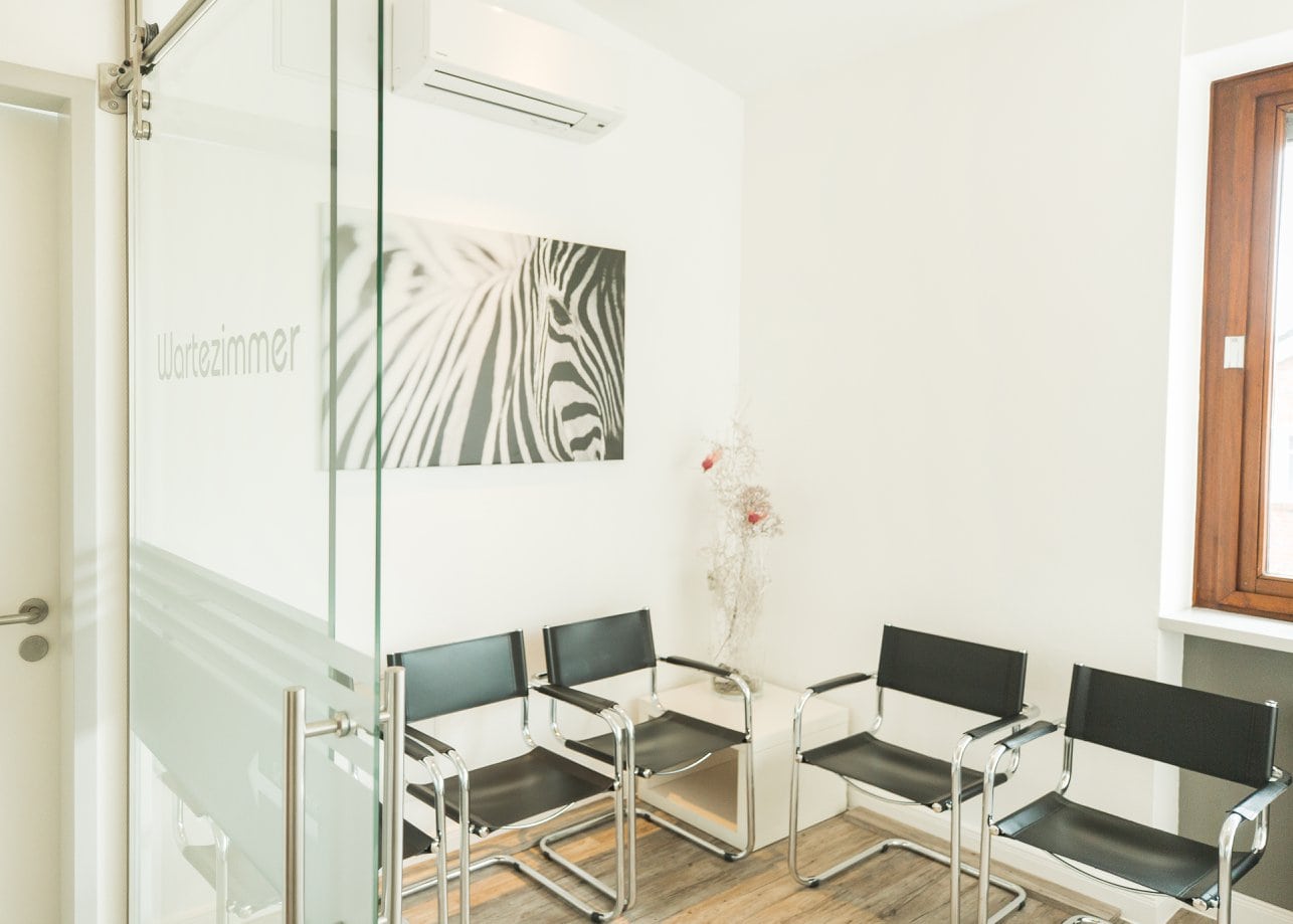 Wartezimmer der Augenpraxis Weyhe mit Sitzgelegenheiten